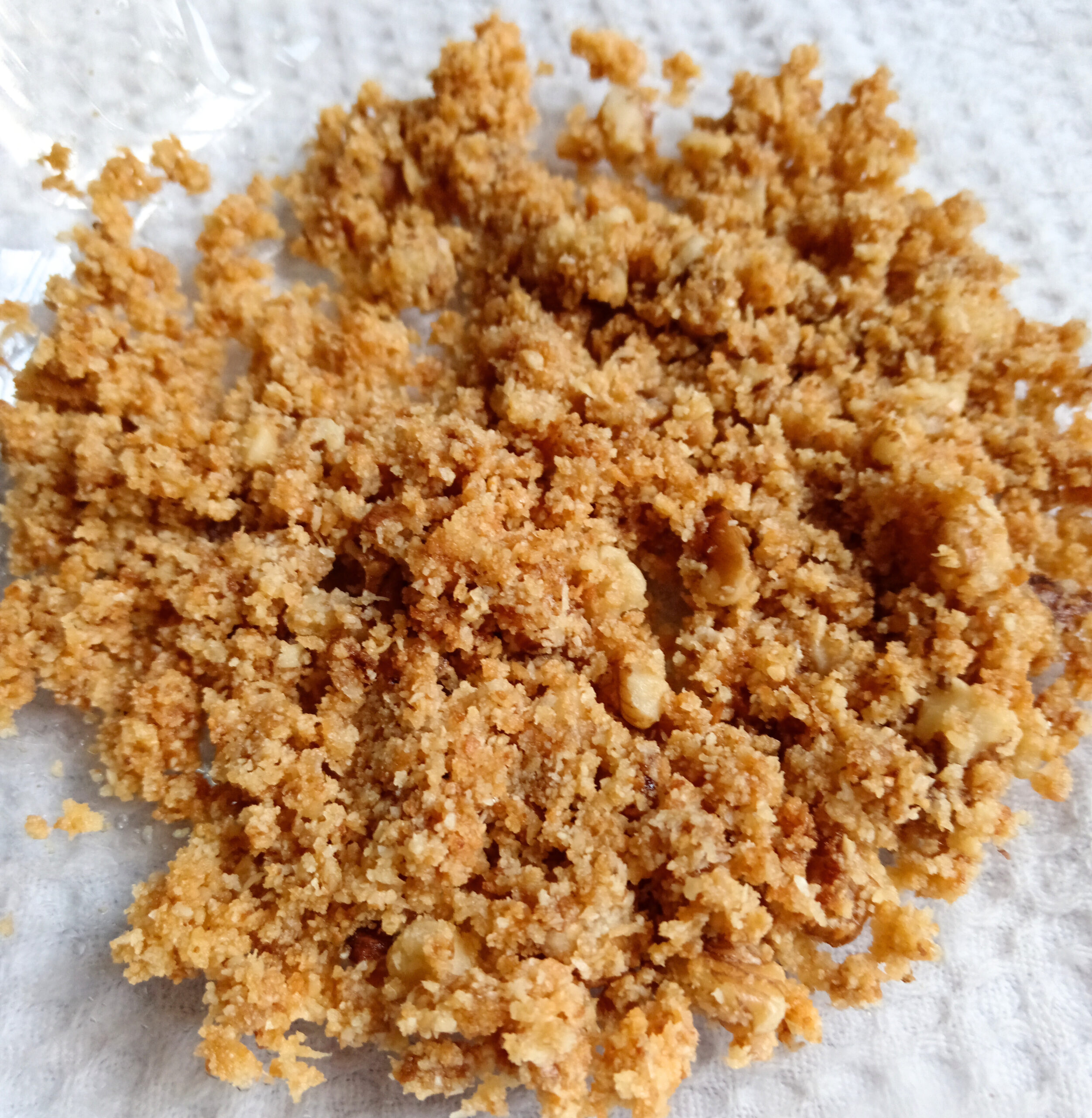 A crunchy, buttery topping that adds texture and flavour to desserts, yogurt and panna cotta.